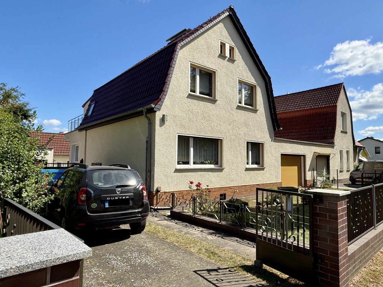 Frontansicht mit Zufahrt