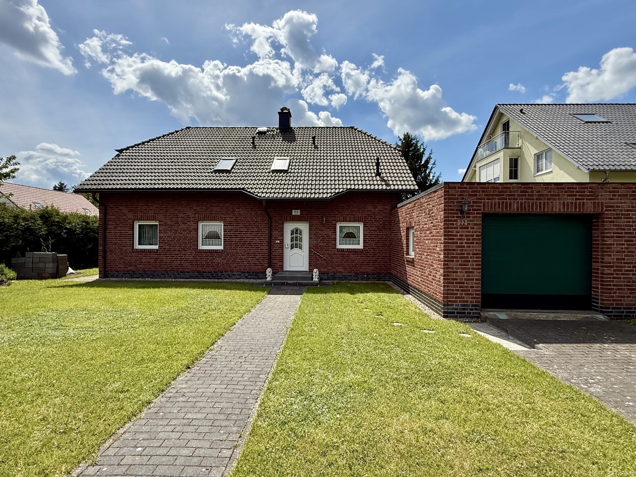 Frontansicht mit Garage