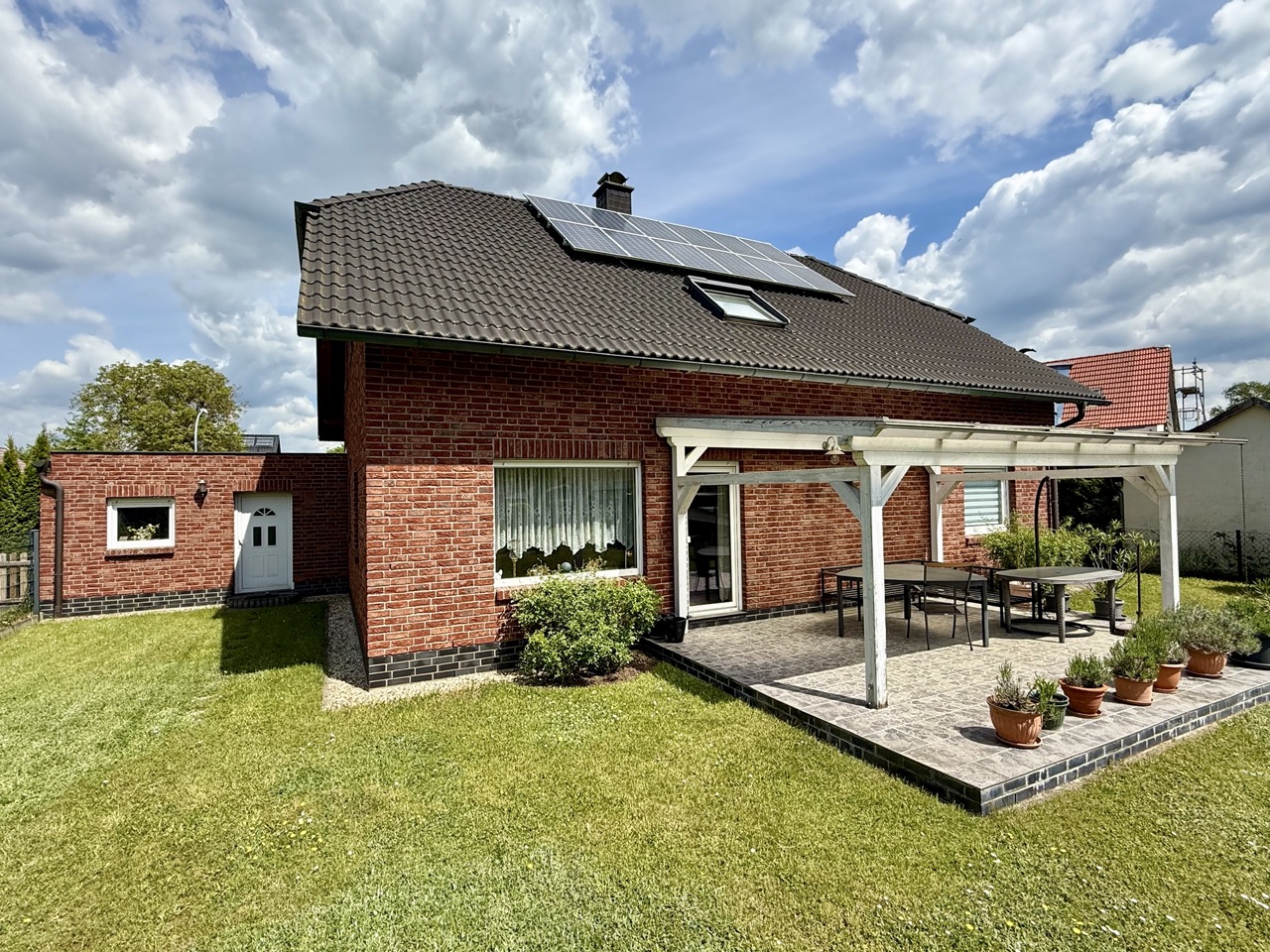 Rückansicht mit Terrasse