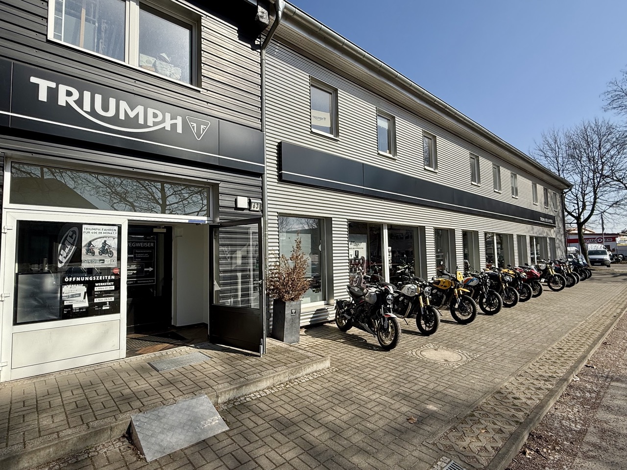 Frontansicht mit Außenstellflächen