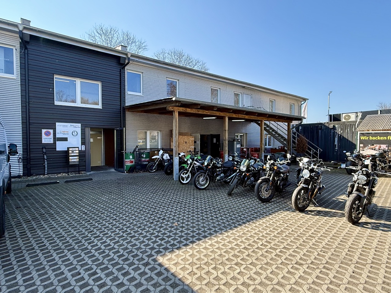 Rückansicht mit Außenstellflächen