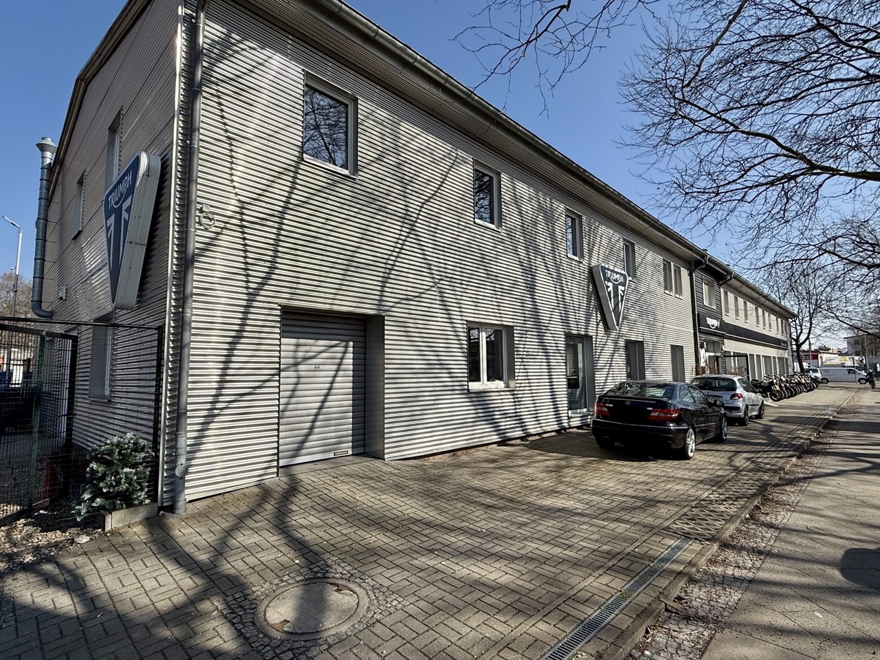 Frontansicht mit Außenstellflächen